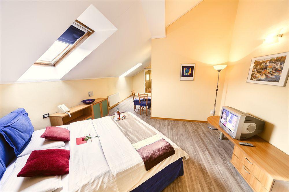 Central Hotel Tiepolo Прага Экстерьер фото